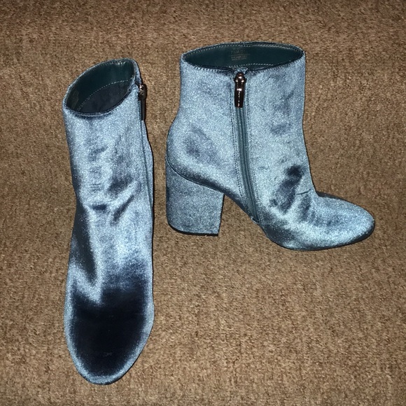 💙NWT Vince Camuto Velvet Booties